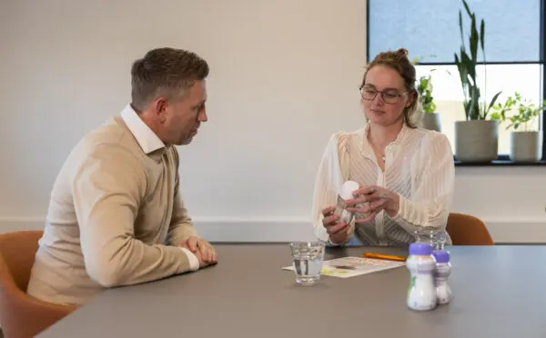 Patient en dietist hebben consult over drinkvoeding.