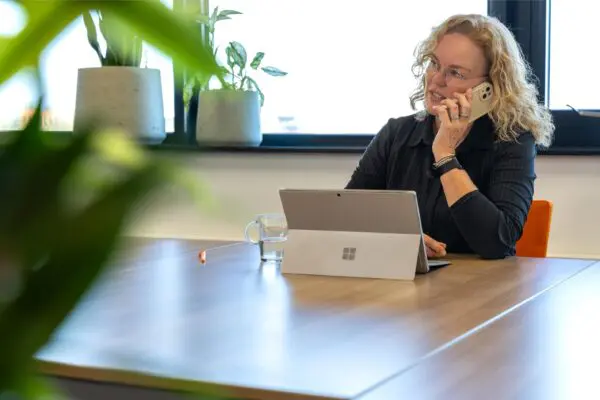 Bellende diëtist in groene omgeving