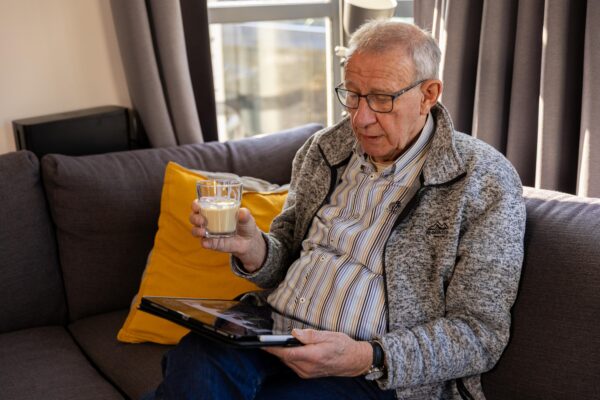 Man drinkt drinkvoeding