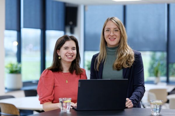Productmanagers Petra Neerbos en Julie den Dekker.